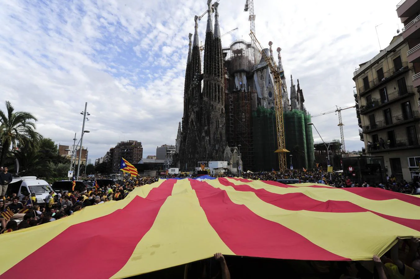 Una estelada gigante frente a la Sagrada Familia, en Barcelona, durante la Diada de 2013. 
