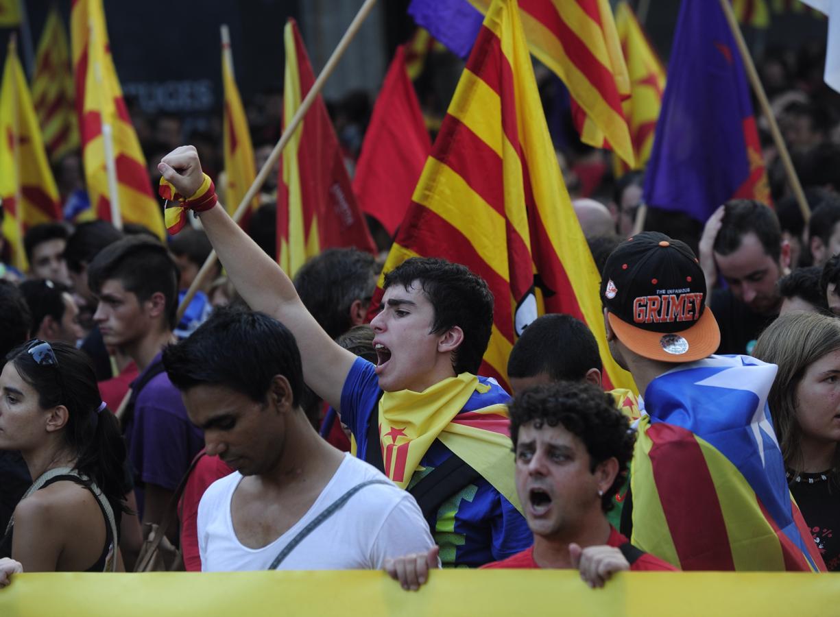 Un grupo de independentistas en una calle de Barcelona durante la Diada de 2014. 