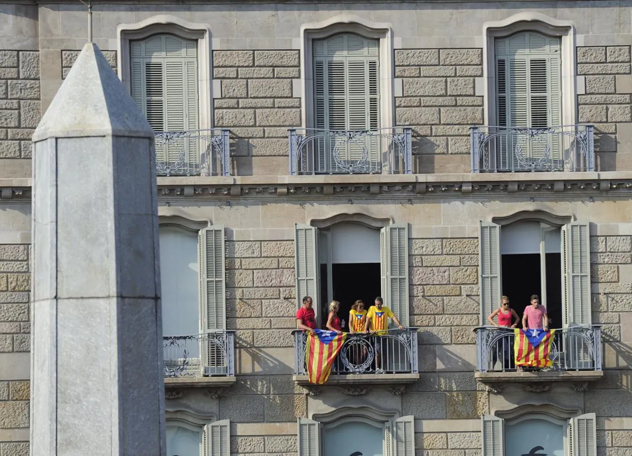 Banderas esteladas en los balcones de un edificio de Barcelona durante la Diada de 2014. 