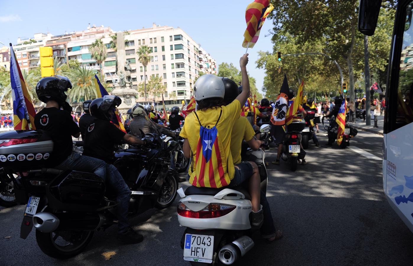 Varios motoristas llevan banderas esteladas por las calles de Barcelona durante la Diada de 2014. 