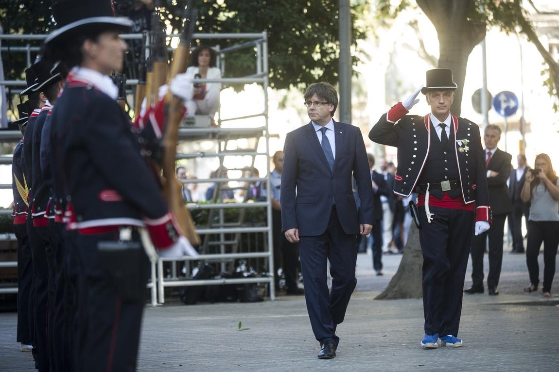 El presidente de la Generalitat, Carles Puigdemont, durante la ofenda floral en el monumento a Rafael de Casanova de Barcelona, durante la Diada de 2016. 