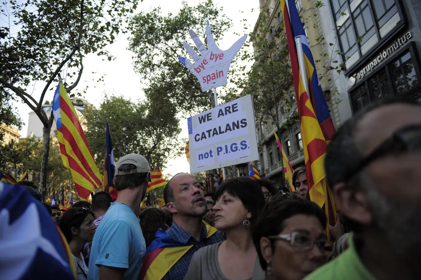 Una calle de Barcelona durante la Diada 2012. En una pancarta, se lee: «Adiós, España». 