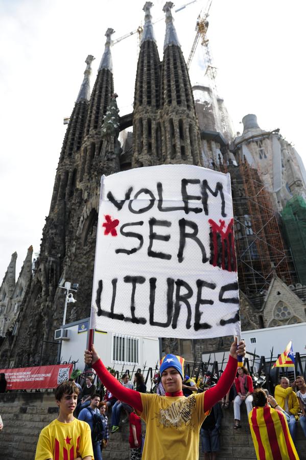 Un grupo de independentistas frente a la Sagrada Familia, en Barcelona, durante la Diada de 2013. En la pancarta, se lee: «Queremos ser libres». 