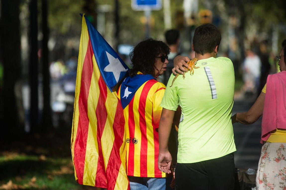 Pareja llegando al encuentro vestidos con los colores de la bandera. 