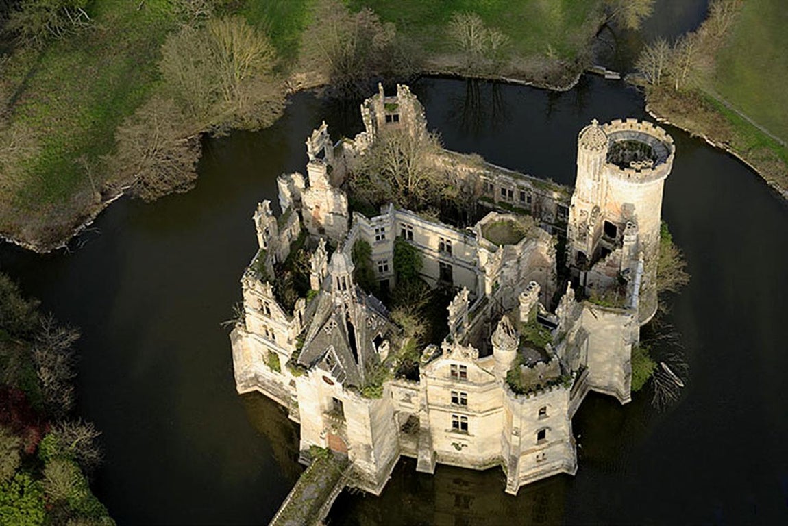 Mothe - Chandeniers, Francia. También conocida como «Castillo de la Bella Durmiente», esta imponente construcción fue levantada en el S.XIII por la noble familia Bauçay, era su fortaleza. A lo largo de la historia fue saqueada y expoliada en numerosas ocasiones y cambió de dueño constantemente