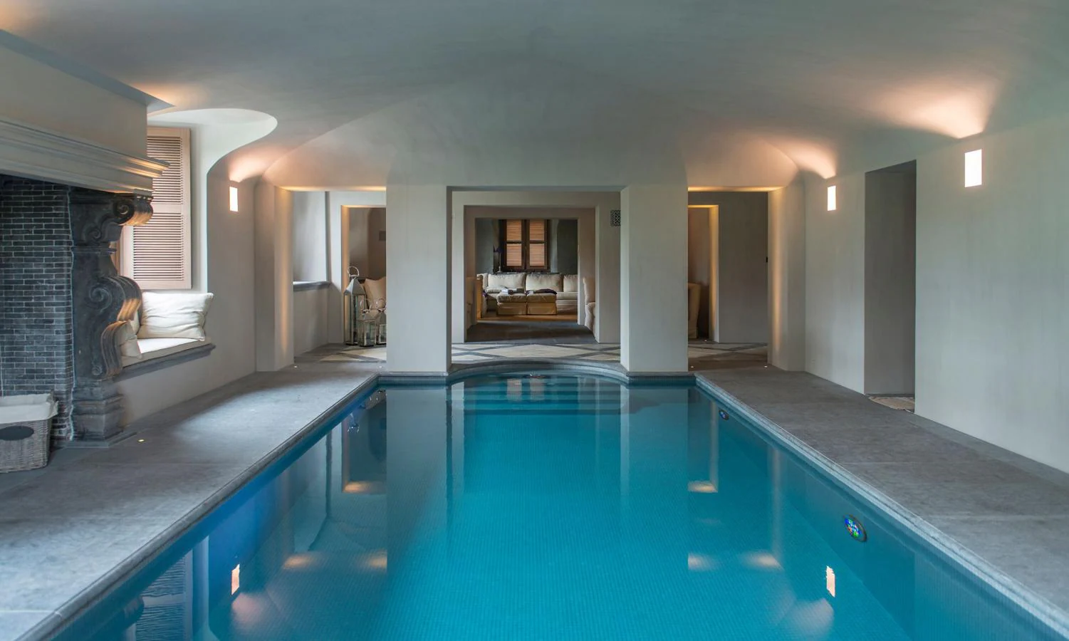 Kasteel van Olsene, Bélgica. Cuenta con una zona de relax con sauna y piscina climatizada. Unas prestaciones de lujo para un lugar digno de una leyenda a la venta por 25.000.000 de euros