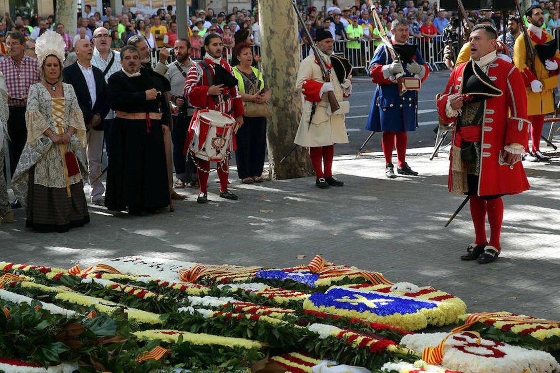 Personajes caracterizados de «La coronela» participan en la ofrenda floral. 