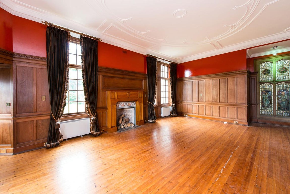 Castillo de Craigcrook, Edimburgo. En este palacio de cuento se han hospedado escritores de la talla de Alfred Tennyson, Hans Christian Andersen, Charles Dickens, George Eliot y Sir Walter Scott