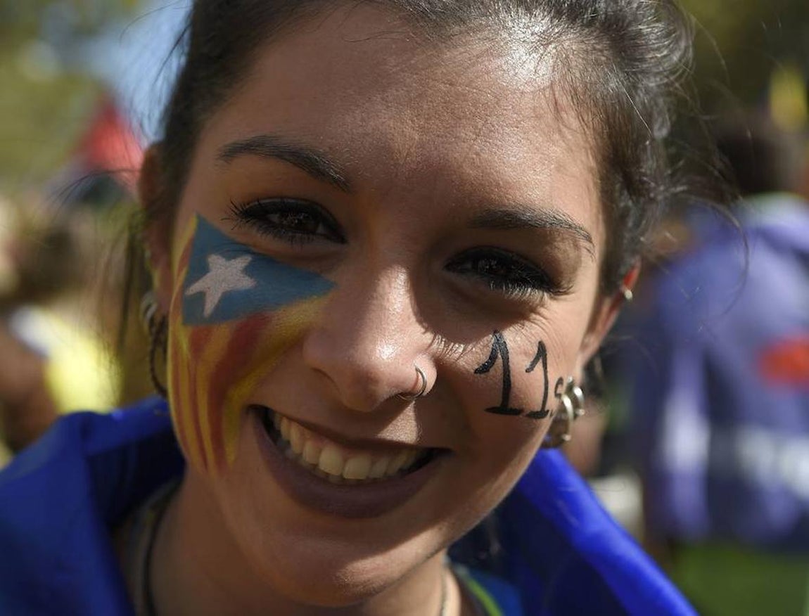 Una mujer con la bandera «estelada» en la cara. 