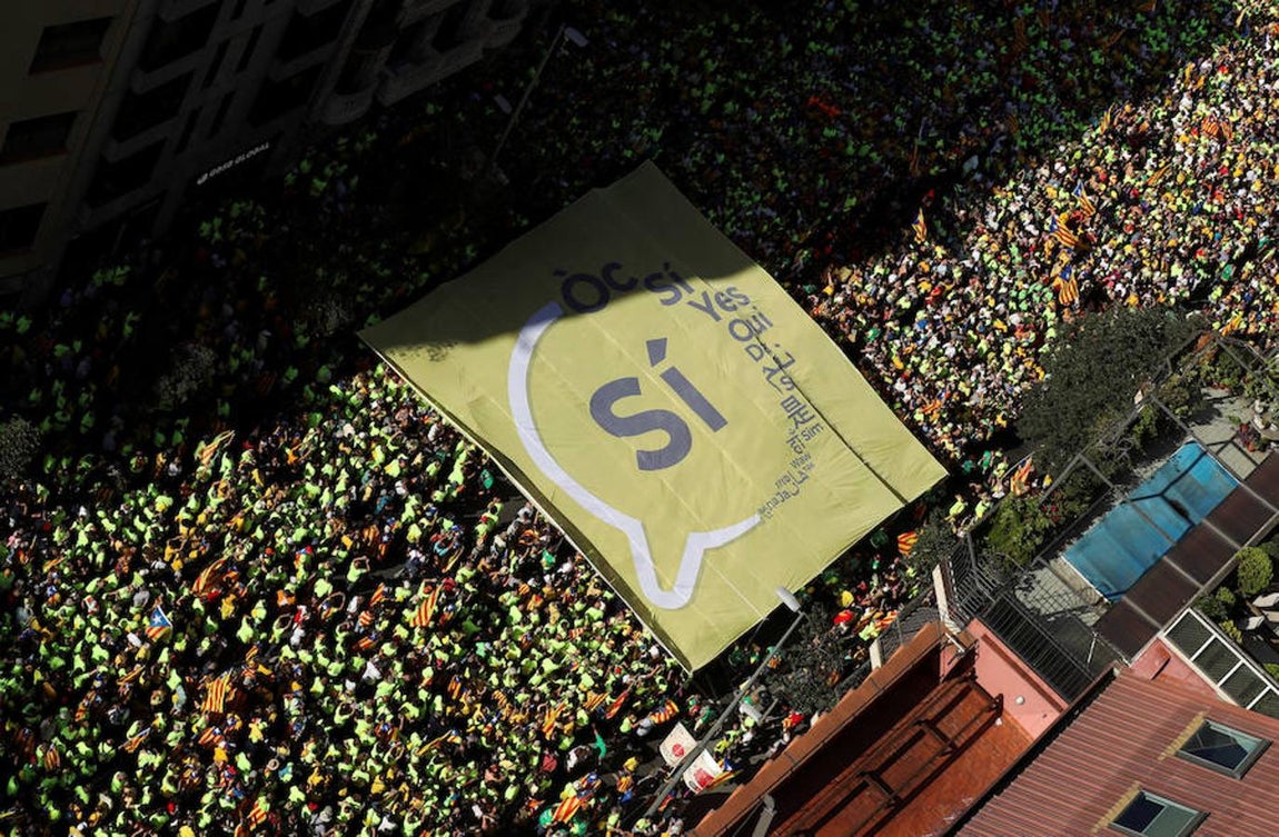 Una pancarta gigante con el «sí» es cargada por la multitud. 