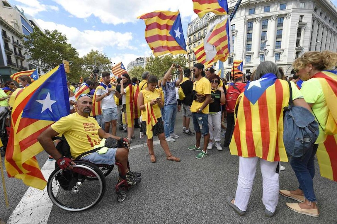 Personas reunidas agitando sus banderas. 