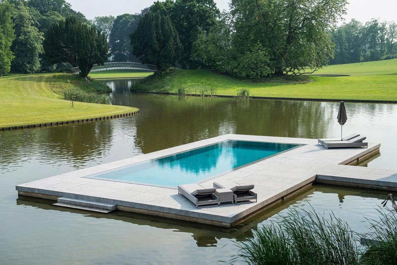 Kasteel van Olsene, Bélgica. Su entorno es espectacular, está emplazado en un parque de 15 hectáreas y sobre el foso que lo rodea se construyó una piscina exterior que hará las delicias de los ratos de ocio