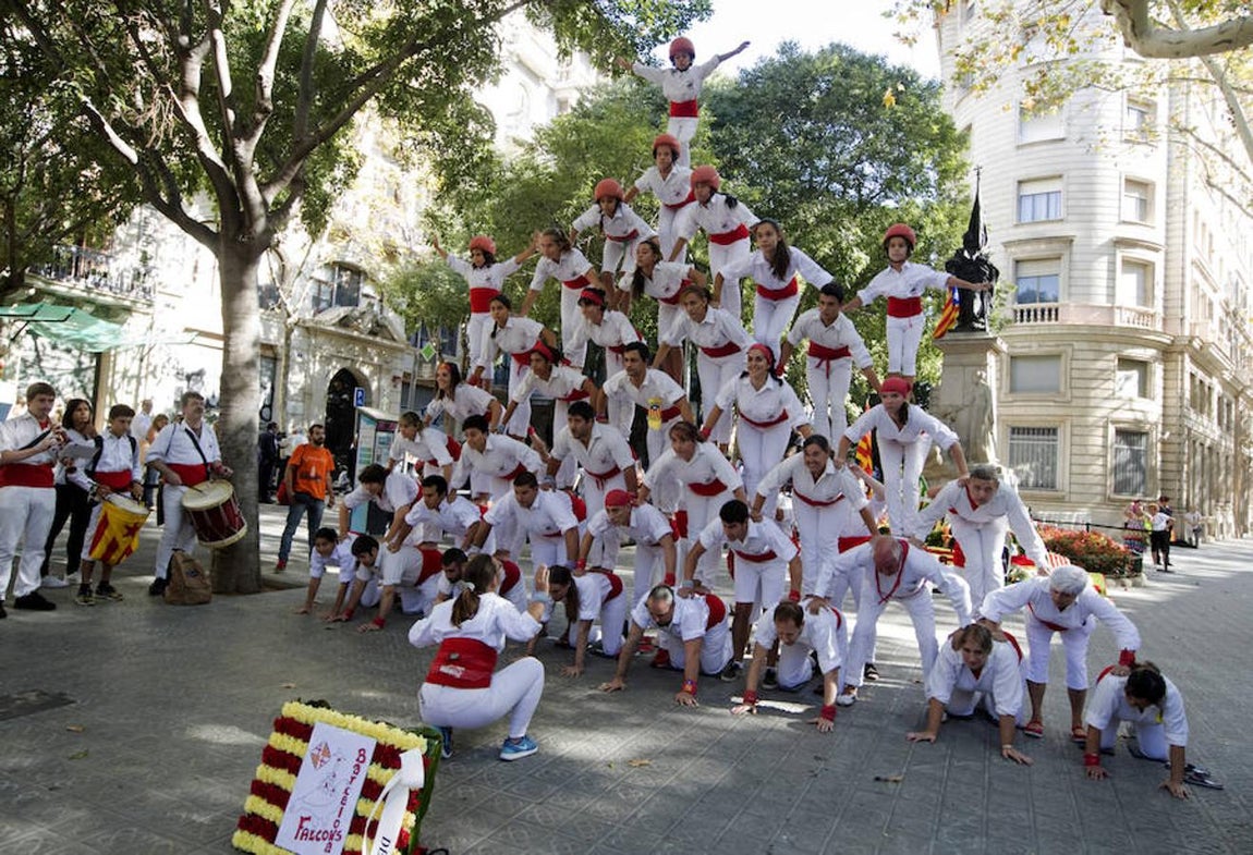 Els Falcons de Barcelona , en la ofrenda floral al monumento a Rafael Casanova. 