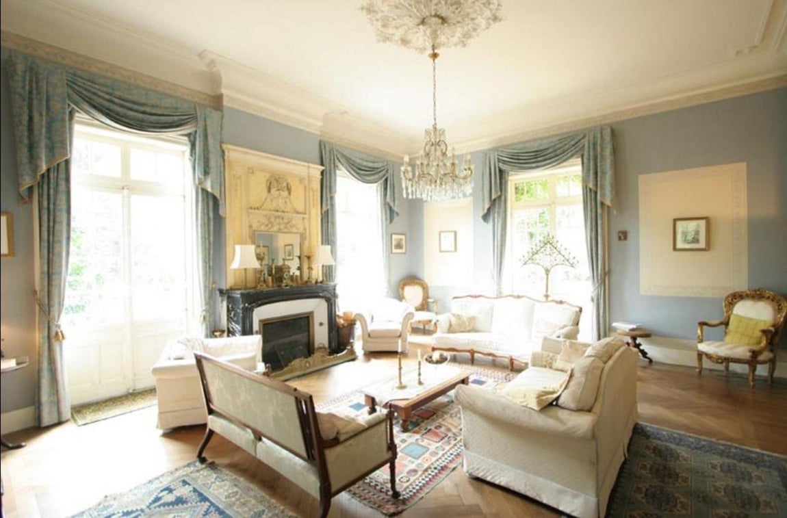 Neogotic Chateaux, Francia. En el interior del castillo las proporciones son inmensas y luminosas, casi todas las estancias dan al exterior