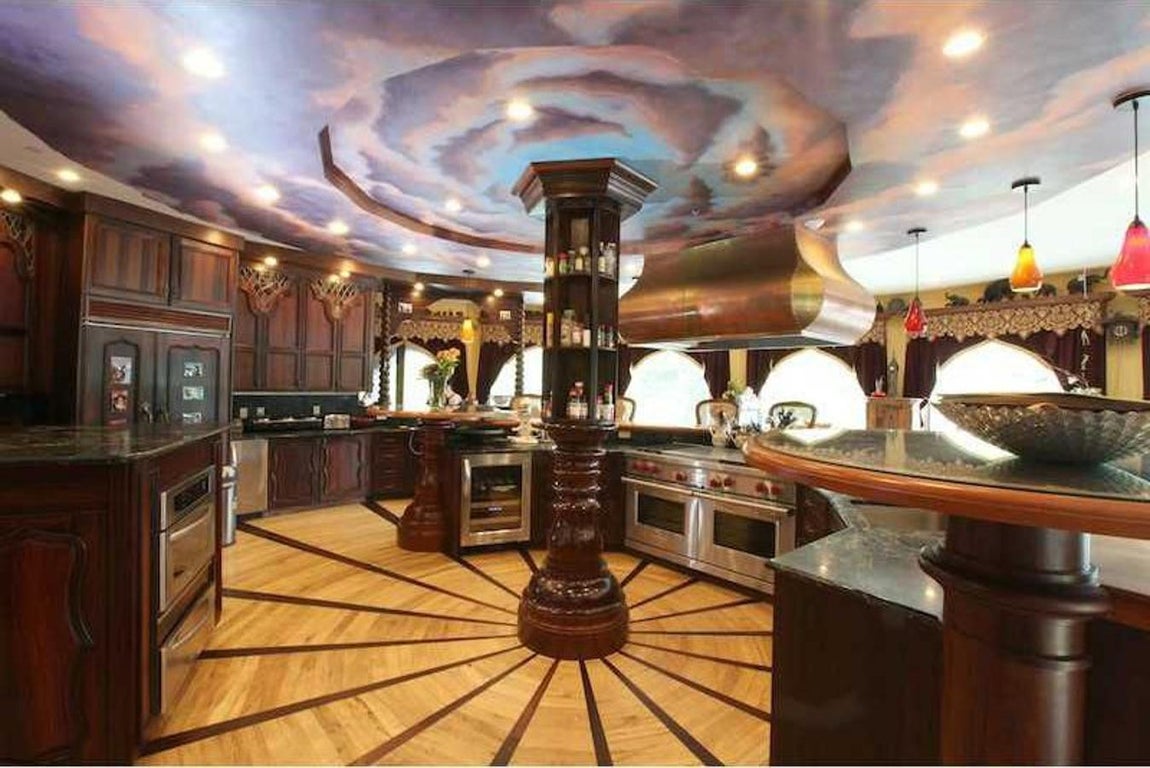 Castillo de Woodstock, Connecticut. En la foto, la cocina atestigua la calidad de su moderno equipamiento. Sus acabados de lujo apotan elegancia a la magnífica vivienda americana, a la venta por 39 millones de euros