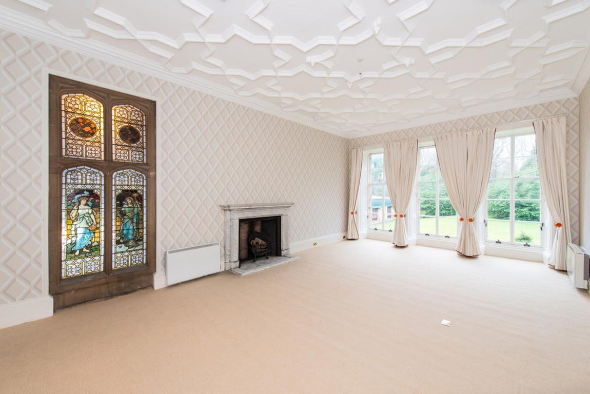 Castillo de Craigcrook, Edimburgo. La superficie habitable del castillo es de 622 m2 repartidos en enormes estancias totalmente restauradas. Como cuiriosidad: el escritor y político William Stirling fue uno de sus propietarios se lo ofreció al poeta inglés Gerald Massey, quien le dedicó el poema «Craigcrook Castle». Este castillo está a la venta por más de 6.000.000 de euros