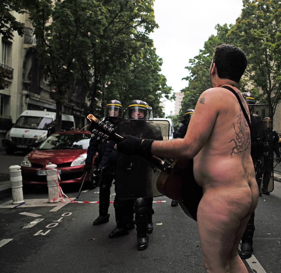 Hombre desnudo se enfrenta a las autoridades. 