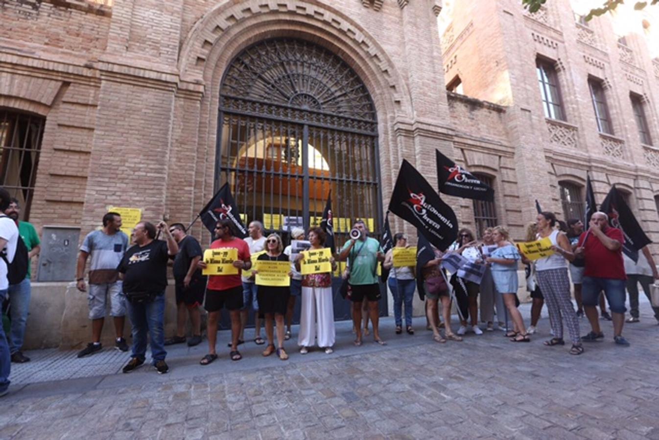 FOTOS: Sindicatos reivindican a las puertas de la reunión