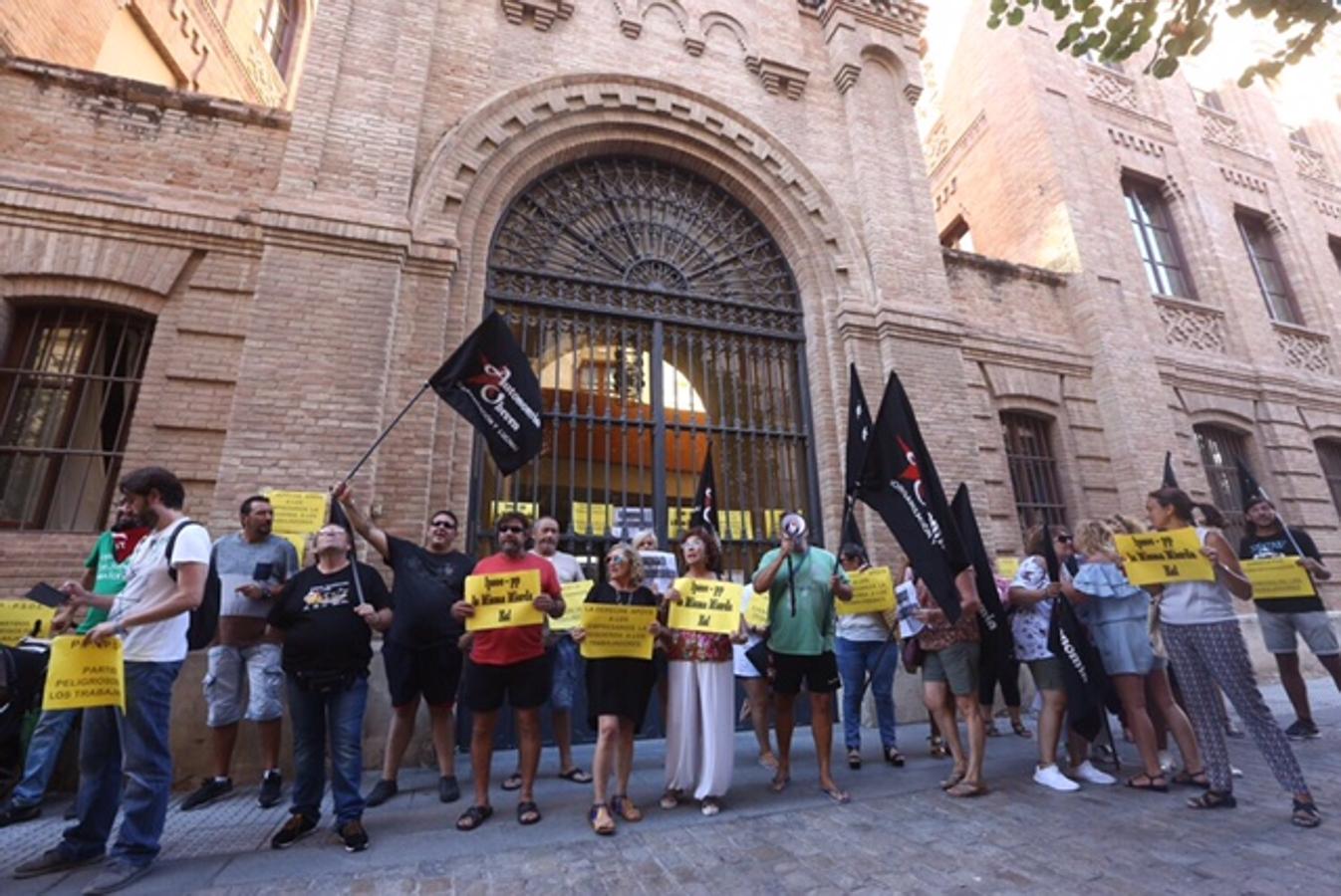 FOTOS: Sindicatos reivindican a las puertas de la reunión