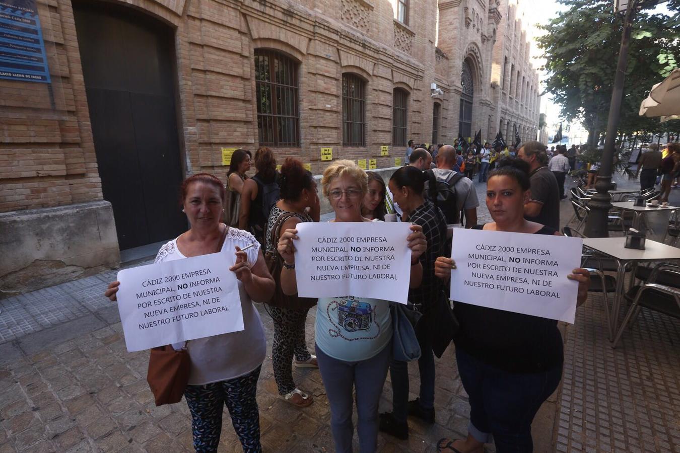 FOTOS: Sindicatos reivindican a las puertas de la reunión