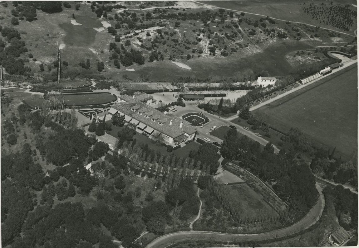 Real Club Puerta del Hierro. El más exclusivo y antiguo de España, fue fundado por Alfonso XIII y el Duque de Alba en 1906 y no admite nuevos miembros desde hace 30 años. Tampoco tiene lista de espera.. Hay 9.500, pero contando matrimonios se amplía a más de 15.600. La pertenencia al club se hereda, los hijos de los miembros se dan de alta en el momento de nacer, los esposos de los miembros originales obtienen la categoría de «socio cónyuge», un estatus que se pierde con el divorcio