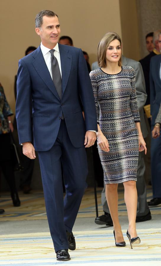 Idilio con el tweed. En 2015, sus Majestades los Reyes, acompañados por Don Juan Carlos y Doña Sofía, presidieron el acto de entrega de los Premios Nacionales del Deporte 2014. Para tal noble ocasión, Doña Letizia apostó por un sencillo vestido de tweed en tonos verdes y maquillaje