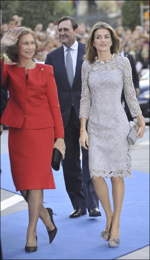 De gris plata. Para los Premios Príncipe de Asturias 2008, lució un vestido de encaje plata de su diseñador fetiche, Felipe Varela. El escote fantasía de la prenda y la silueta lápiz remarcaba su esbelta figura, aunque falló en la elección del collar