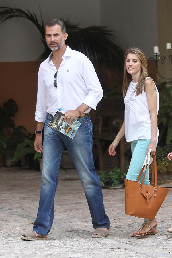 Sport. No todas las ocasiones sirven para lucir un vestido de gala. Doña Letizia también luce looks informales, como en 2013 cuando visitó la Granja de Esporles en Mallorca, junto al Rey Felipe VI