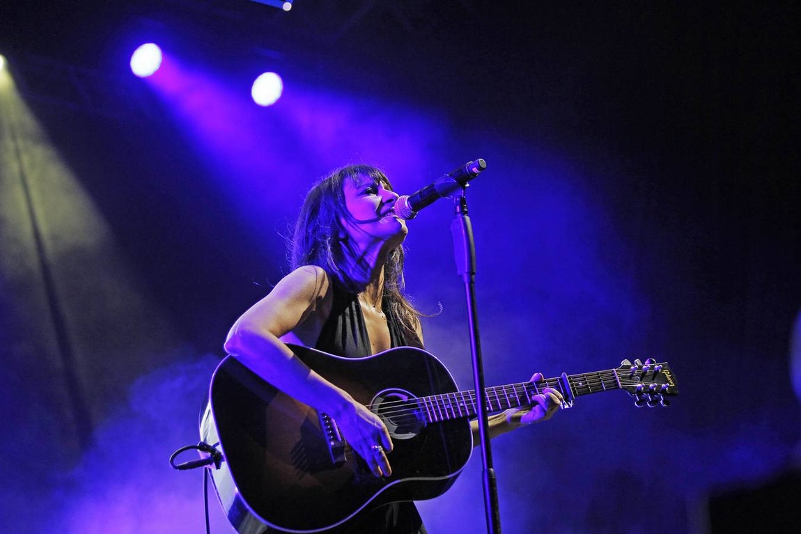 Las mejores imágenes del vibrante concierto de Amaral en Sevilla