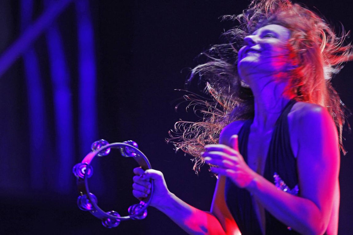 Las mejores imágenes del vibrante concierto de Amaral en Sevilla