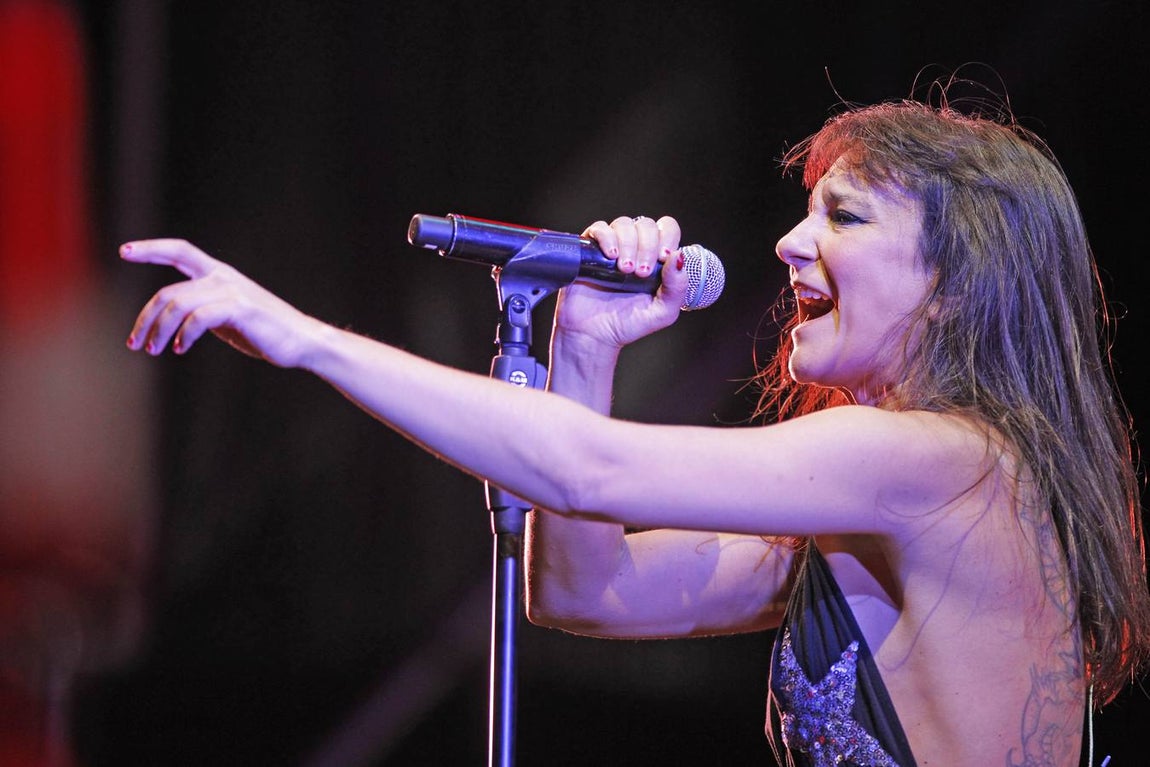 Las mejores imágenes del vibrante concierto de Amaral en Sevilla