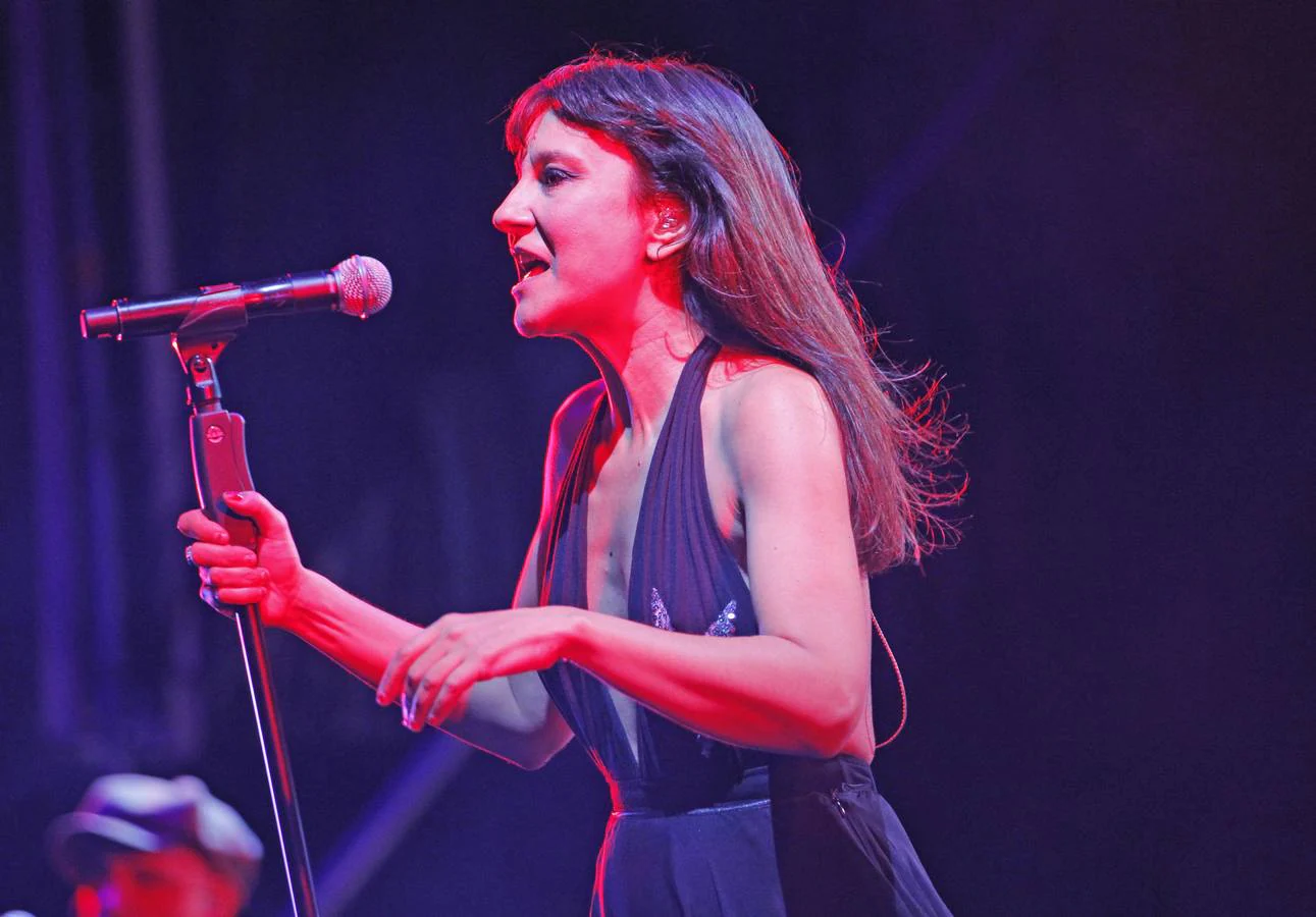 Las mejores imágenes del vibrante concierto de Amaral en Sevilla