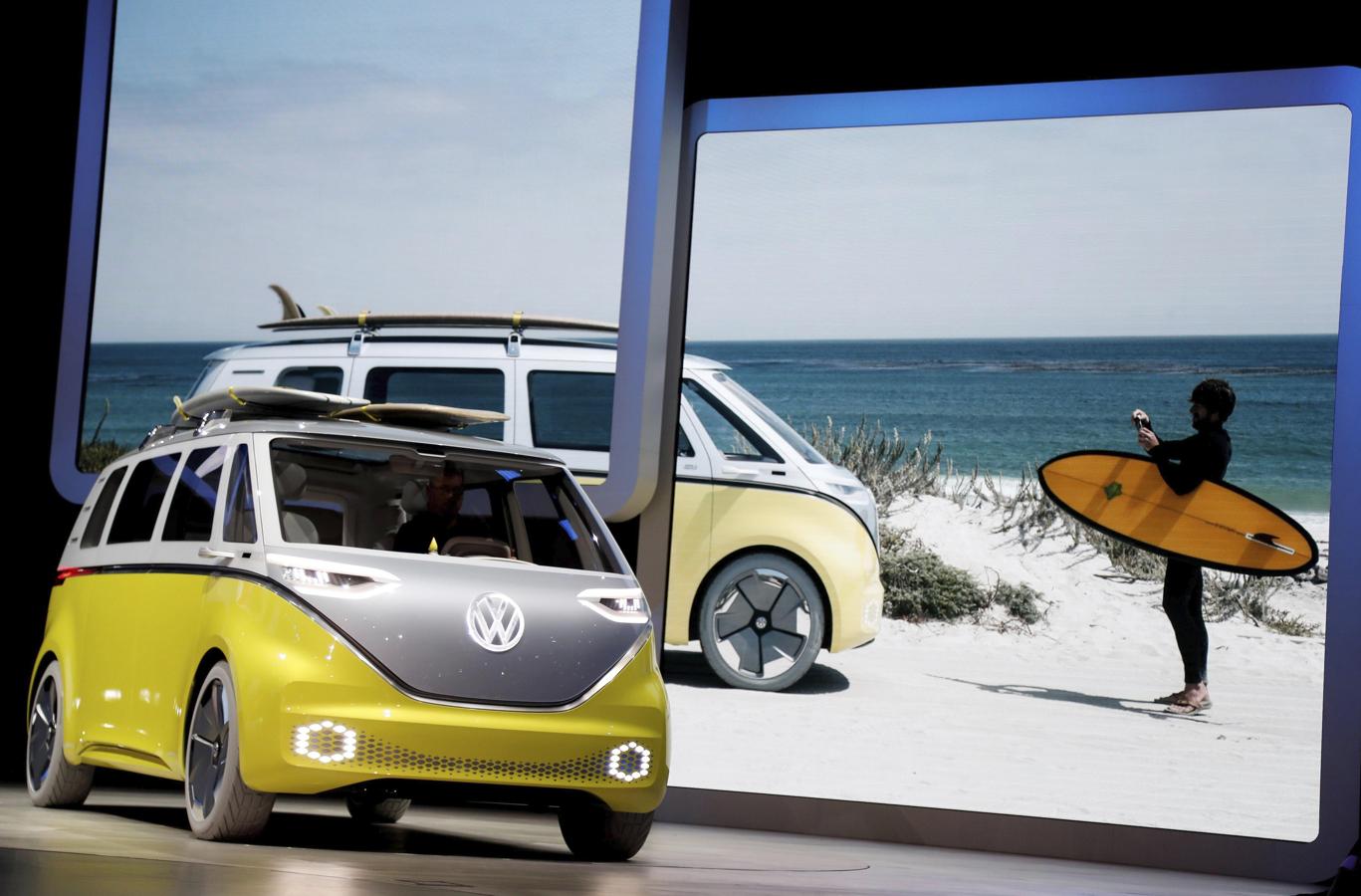 19. Volkswagen I. D. Buzz, un prototipo de furgoneta eléctrica y autónoma cuya versión de producción verá la luz en la próxima década