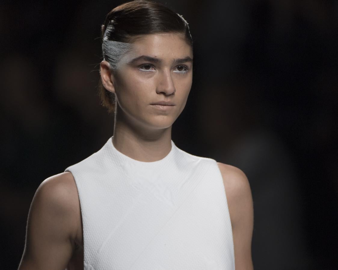 Volvió a sus orígenes, a sus trajes sastres, a su Príncipe de Gales y a sus capas y capelinas. 