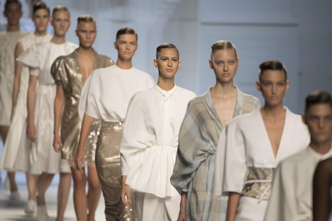 Volvió a sus orígenes, a sus trajes sastres, a su Príncipe de Gales y a sus capas y capelinas. 