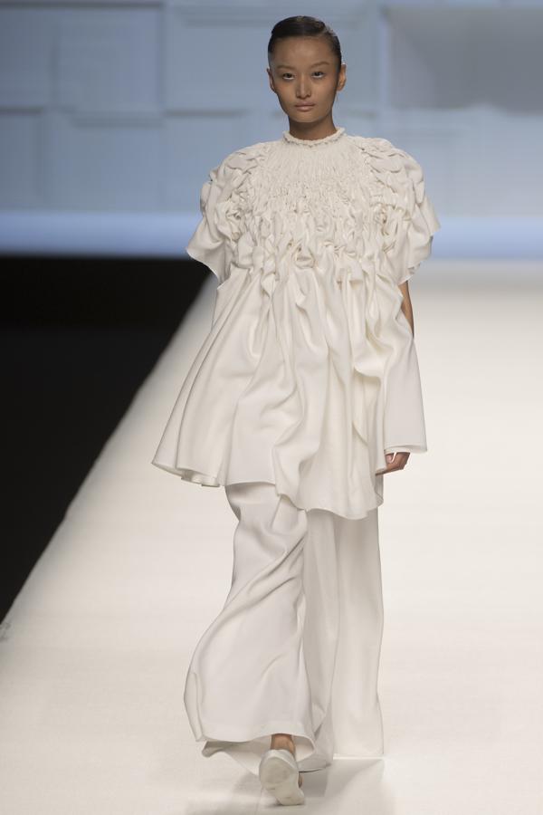 Volvió a sus orígenes, a sus trajes sastres, a su Príncipe de Gales y a sus capas y capelinas. 