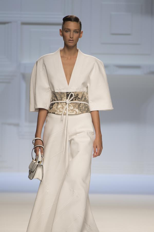 Volvió a sus orígenes, a sus trajes sastres, a su Príncipe de Gales y a sus capas y capelinas. 