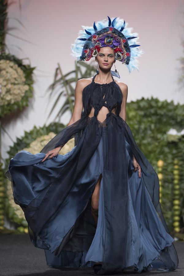 Su tierra por bandera, y sus oros y estampados como estandarte. 