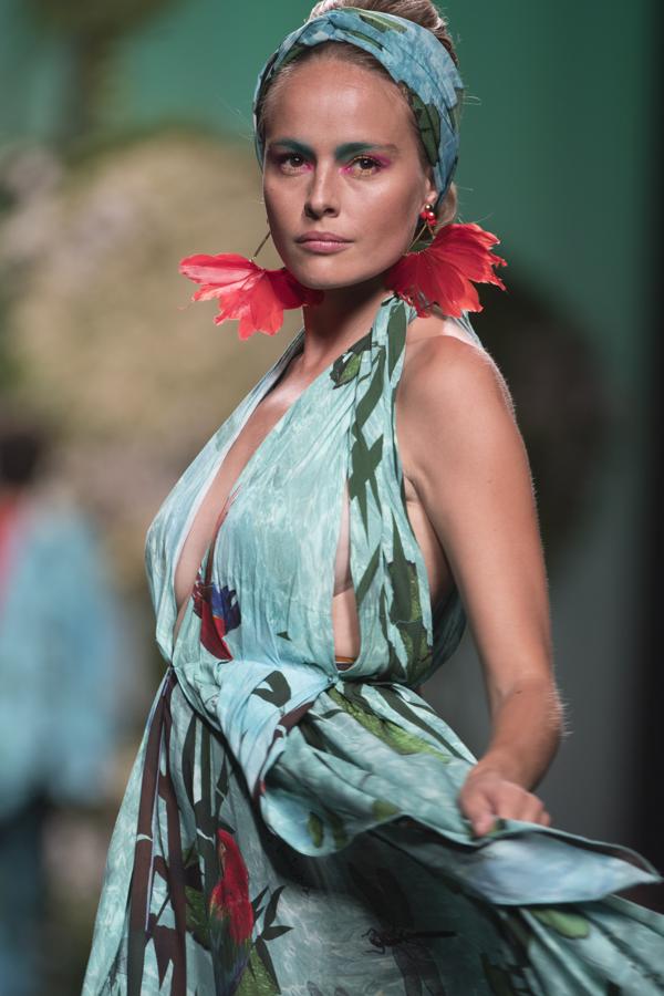 Su tierra por bandera, y sus oros y estampados como estandarte. 