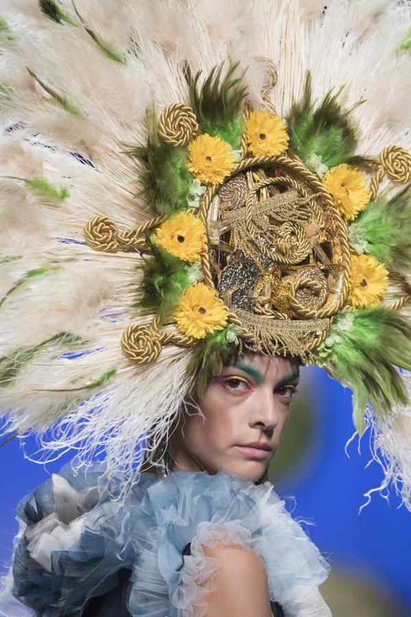 Su tierra por bandera, y sus oros y estampados como estandarte. 