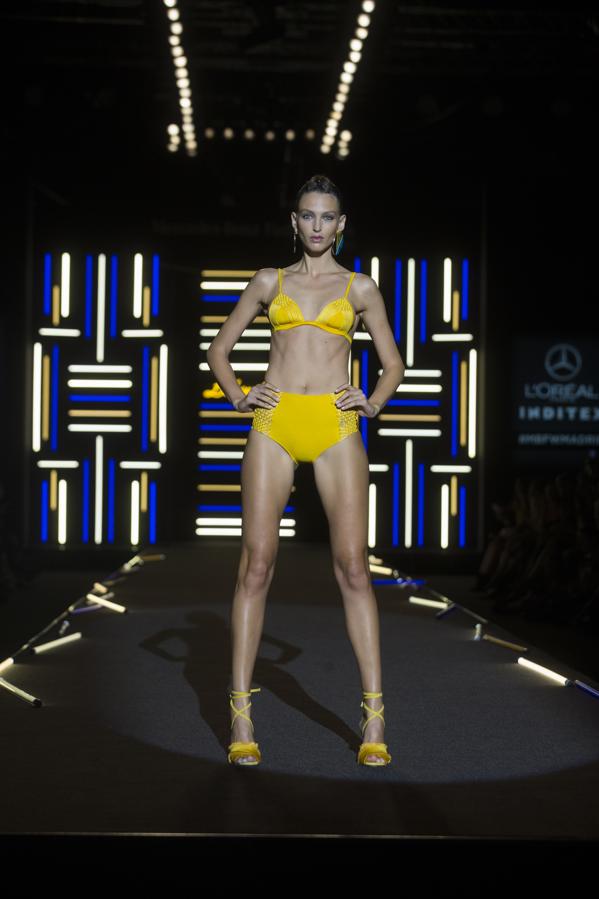 Las modelos han desfilado con bañadores de neopreno recortados y ataviados con cuerdas, y biquinis que daban aspecto de bañador al estar unidas ambas piezas por adornos metálicos. 
