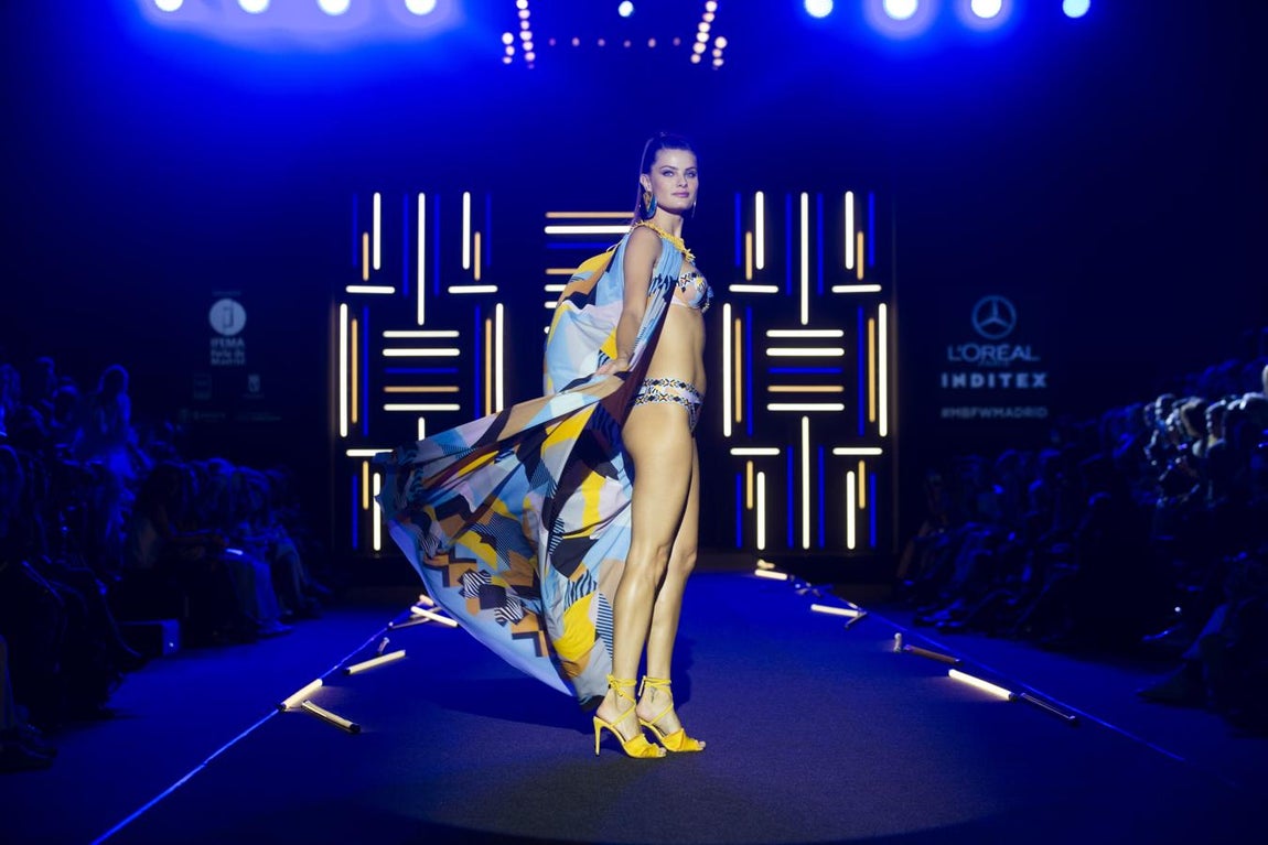 Las modelos han desfilado con bañadores de neopreno recortados y ataviados con cuerdas, y biquinis que daban aspecto de bañador al estar unidas ambas piezas por adornos metálicos. 