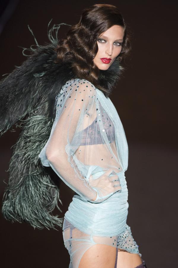 Tocados de estolas y plumas. 