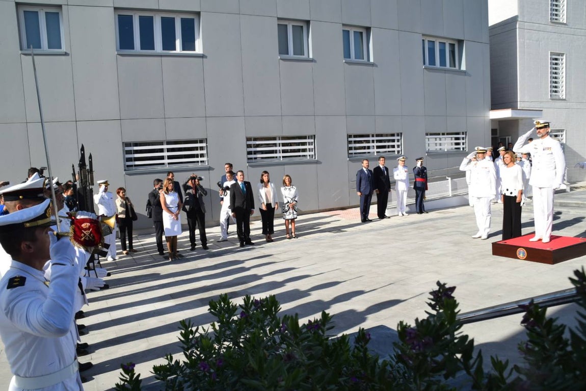 Don Felipe descubre la placa que inaugura el Laboratorio de Hora
