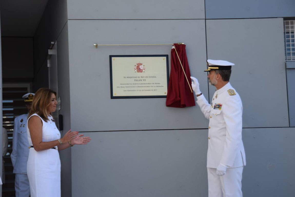 Don Felipe descubre la placa que inaugura el Laboratorio de Hora