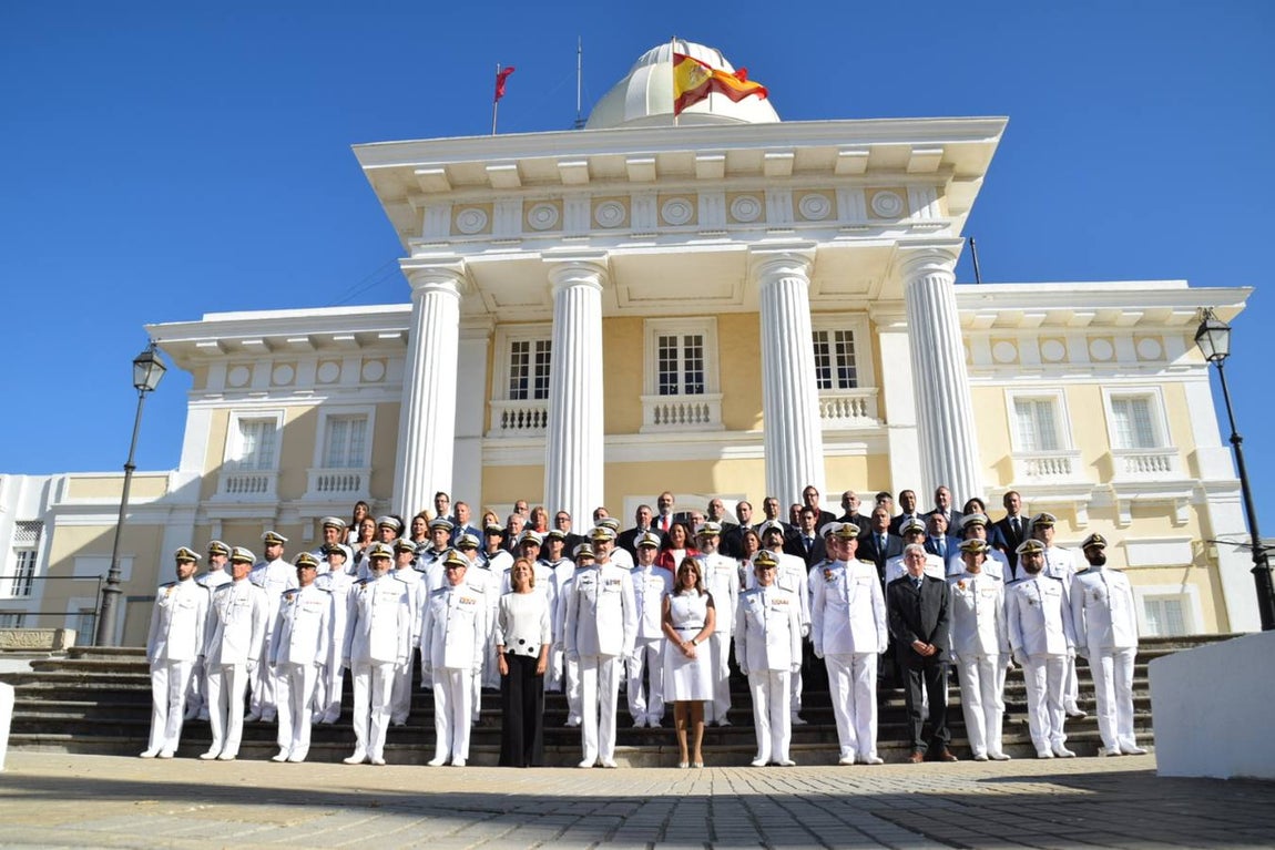 Don Felipe descubre la placa que inaugura el Laboratorio de Hora