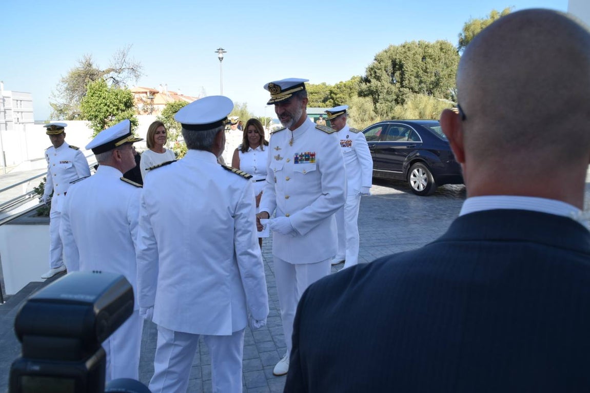 Don Felipe descubre la placa que inaugura el Laboratorio de Hora
