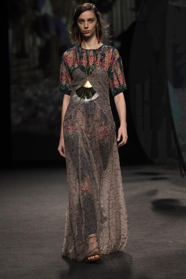 Vestidos sueltos, muy largos y con aire romántico, combinado con caftanes. 