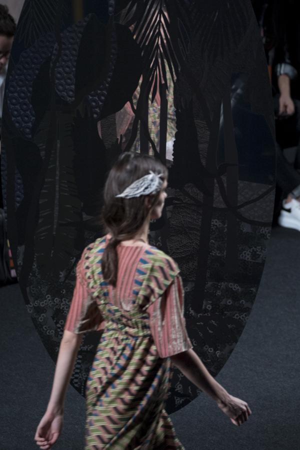 Vestidos sueltos, muy largos y con aire romántico, combinado con caftanes. 