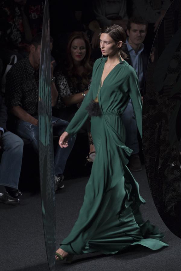 Vestidos sueltos, muy largos y con aire romántico, combinado con caftanes. 